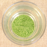 スプーン３杯程度のスギナジュースをグラスに入れます