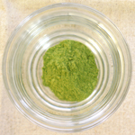 スプーン２杯程度のすぎな粉末をグラスに入れます