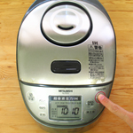 炊飯のスイッチを押す