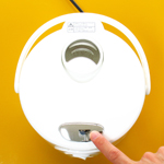 炊飯のスイッチを押す