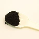 計量スプーンで一杯分を計る